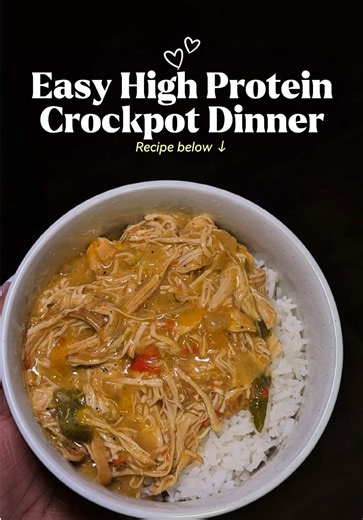 Crockpots >>> INGREDIENTS: - Peppers of your choice - Onion - Chicken breast - 2 cans of campbell cream of chicken soup (low sodium) - 1 cup low sodium chicken broth - Chicken gravy (optional) - Cajun seasoning, paprika, black pepper or seasoning of your choice! -Thyme for flavor -6 hours on high heat #gymgirls #highprotein #crockpot #fitnesscreator #fitnessinfluencer