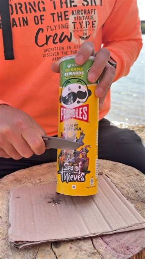 Bushcraft Survival Skills: Life Hack With Pringles 🥔🔥 #survival #bushcraft #outdoors #lifehack