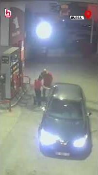 Benzin istasyonunda korkutan anlar! Hareket eden aracı çekerek durdurdu! #shorts