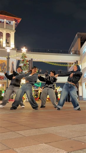 W3 | 👋 peep the background 🎄 (dc: create.every.d4y) #W3Official | Instagram