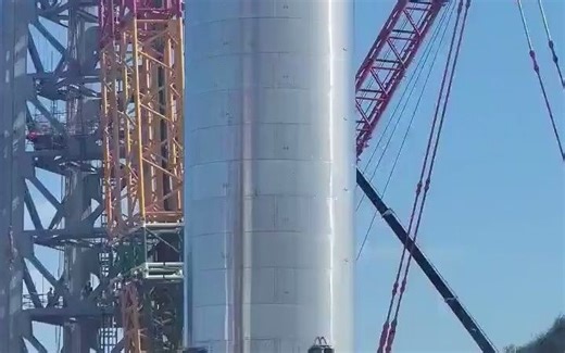 超级重推BN4运抵轨道级发射塔