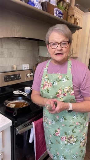 Mama Sue makes Chicken Gravy! The BEST gravy!! #mamasuessouthernkitchen #homewithmamasue #gravy #chickengravy #gravyrecipe