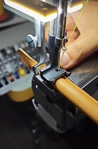 Bags making machine.Cylinder sewing machine.#liangjiangmachine #sewing #leather https://www.liang-jiang.com