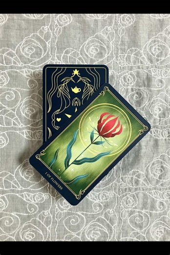 ⭐️メッセージはこちら⭐️ 芽生えを受けとる 反応よりも感覚を大切に 信じて育てる ✨ Ace of Flower は、 あなたの中に生まれた新しいひらめきや感覚が、 もう静かに芽を出しはじめていることを伝えています。 あなたのアイデアを言葉にしたとき、 思ったほど反応がなかったり、 理解されなかった経験があるかもしれません。 でもそれは、 あなたの感覚が間違っていたのではなく、 その芽を受け取れる場所ではなかっただけ。 好きな温度や感覚が違った、 それだけのことなのかもしれません。 このカードが示すのは、 評価されてから信じるものではなく、 信じて育てていくことで、あとから形になっていくもの。 反応の良し悪しで消してしまうには、 あまりにも、もったいない感覚です。 今は、 証明を急がなくていい。 無理に広げなくてもいい。 ただ、 「これだ」と感じたその気配を、 自分の中でそっと守ってあげてください。 芽は、 安心できる場所と時間の中で、 自然とのびのび伸びていきます。 あなたの中に生まれたその感覚は、 大切に扱えば、きちんと力を持って育ち、 やがて、あなただけの花を咲かせていくでしょ