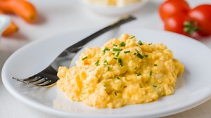 Habos rántotta 75 másodperc alatt – serpenyő sem kell hozzá!