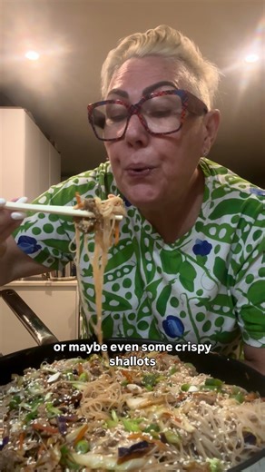 🥢 SPRING ROLL BOWLS MADE EASY 🥢 The recipe is in the comments. ⬇️ Love spring rolls but not into the rolling, wrapping or deep-frying? Same. That’s why I’m OBSESSED with this deconstructed version that hits all the flavour notes without the fuss! Juicy pork mince, crunchy slaw, glossy noodles and that perfect hit of saucy goodness—this one’s a total weeknight winner. It’s budget-friendly, super quick, and a massive hit with the fam. Perfect for busy nights when you want something comforting bu