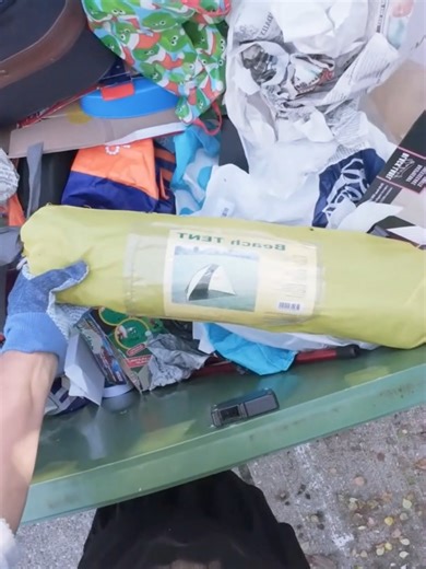 THIS IS CRAZY WHAT THEY THROW AWAY! 🤯 Straight from the dumpster… and it’s still good! Some people toss things others would gladly keep. Every dive feels like opening a mystery box. You never know what treasure you’ll find next! ♻️👀 #DumpsterDiving #TrashToTreasure #Finds #HiddenTreasure #WasteNotWantNot #UrbanExploring #DumpsterDivingFinds #dumpsterdivers #SustainableLiving #WasteNot #luxuryhunters