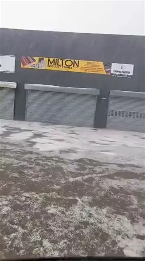 🚨 Severe Weather – Newcastle, KZN 🚨 Heavy rain, hail, and flooding have been reported in Newcastle, KwaZulu-Natal. Residents are urged to stay indoors, avoid flooded areas, and drive with extreme caution. 🎥 Video credit: Eliza Maritz #KZNWEATHER #NEWCASTLE #FLOODING | Suburban Control Centre