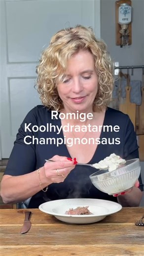 Sarina Baas on Instagram: "De lekkerste koolhydraatarme champignonsaus maak je in een paar minuten. Vol, romig en perfect bij vlees of groenten. Zet champignonsaus hieronder in de comments 👇 en ik stuur je direct het complete recept. Like deze post als je vaker dit soort snelle airfryerrecepten wilt zien 💛 #eetalseenbaas #koolhydraatarm #recept #lowcarb #airfryer #makkelijkerecepten"