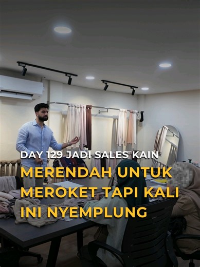 Day 129 jadi sales kain - Definisi Lead by Example: Bosnya yang jualan dan ngonten, karyawannya yang editin sambil ngetawain🤣 #MCTexstyle #SupplierKain #ModalViscose #Pashmina #TokoKain