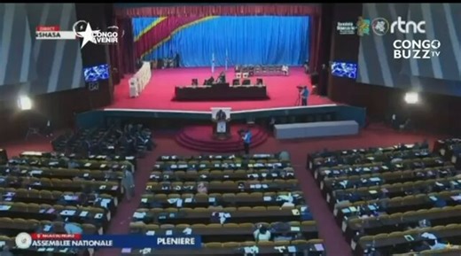 #RDC: Le président de la commission économique et financière (Ecofin) de l'Assemblée nationale, le député Guy Mafuta Kabongo, a pointé mercredi deux obstacles structurels à la compétitivité de l'industrie locale, en présence du ministre Justin Kalumba. Selon lui, les produits fabriqués en République démocratique du Congo coûtent plus cher que les importations, tandis qu'une fiscalité jugée dissuasive a poussé de nombreux investisseurs à s'installer dans les pays voisins plutôt qu'en RDC. « Le gr
