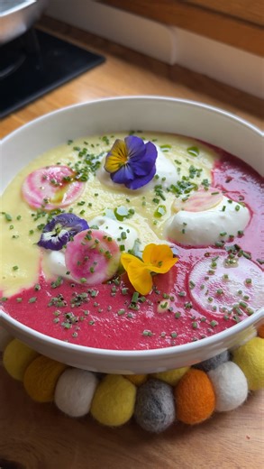 SOUPE SÉRIE - épisode 7 Ingrédients : Huile d’olive Beurre 3 betteraves rouges crues 3 betteraves jaunes crues 1 bouillon cube de volaille ou de légumes 30 cl de crème liquide 80 g de Saint-Marcellin Ciboulette Betterave Chioggia pour les pétales fleurs comestibles (optionnel) Sel, poivre #recette #recipe #recettefacile #soupe | Léo Bergine