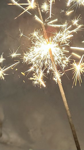 Ludovica Valli on Instagram: "2022: avrei un sacco di cose da dirti … mi limiterò nel ringraziarti perché hai fatto in modo che ti concludessi in uno di quegli anni che porteremo per sempre nel nostro cuore e che, davvero, non dimenticheremo mai, mai mai mai ❤️ _____ #newyear #familyfirst #2022 #life #lovemylife #VL"