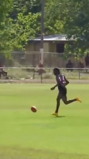 729K views · 6.7K reactions | New move unlocked  Not one, but TWO double bounces from Tiwi Bombers captain Kim Kantilla ‍(via: kommunitytv/Instagram) | AFL | Facebook