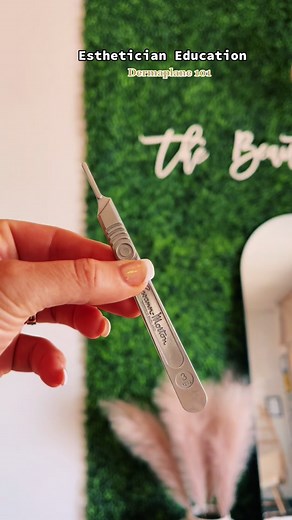 How to attach remove dermaplane blade safely. 🫶🏼 One of my FAV treatments of all time. #soloesthetician #estheticiantiktok #soloestheticianlife #estheticiantok #soloestiktoktiktok #dermaplaning #esthetics #dermaplaneforbeginners #dermaplaningfacial #soloestiktok #estheticianeducation #estheticianestudent #dermaplaningbenefits