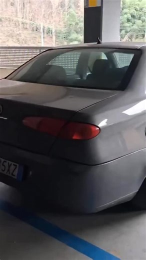 Passione Ruote Classic Cars on Instagram: "L’Alfa Romeo 166 (Progetto 936) rappresenta l’ultima vera ammiraglia del Biscione. Prodotta tra il 1998 e il 2007 per sostituire la fortunata 164, è stata una berlina di segmento E che ha puntato tutto su un mix di eleganza formale, comfort da grande stradista e una meccanica raffinata."