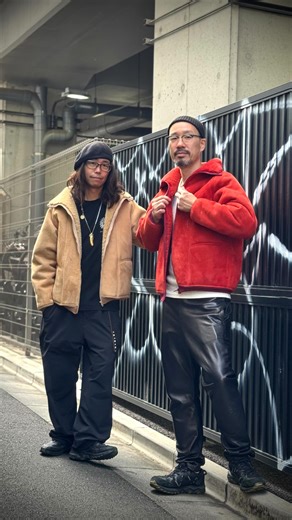 ✴︎大谷俊介✴︎【WINGROCK正規取扱店オーナー】 on Instagram: "＼相変わらず、とんでもないのが飛び出した／ 発表！ファインクリークC-WORKS 2026 SS Collection いやぁ、凄い。むしろ凄すぎる。 脳みそがバグります。 どうみても、確かにアレです。 70年代〜80年代、アウトドアの名品。 古着、ヴィンテージ好きなら絶対知ってる あのアイテム。 確かに、あの素材をムートンに置き換えると この見た目にできる。 デザイナー山﨑氏の脳みそはどうなっているのか。 アウトドアはもちろん タウンニュースでオシャレに着ても圧倒的な 存在感を放てます。 C-WORKS CWJK038 LOKI @finecreekleathers @finecreekandco @yoshikatsu_yamazaki @arima_yuta 今後のファインクリーク C-WORKSの新作からも目が離せません！ 各資料はティル店頭でご覧いただけます。 日々全道、全国からお店に初めてご来店頂ける方 いっぱいで嬉しい毎日です。 ぜひ旭川、ティルのお近くまで来られた際は ちょっとだけ勇気