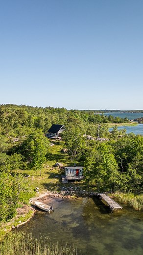 Välkommen till ett skärgårdsparadis på Hamnö, nordost om Björkö i Kumlinge kommun – en sällsynt möjlighet att förvärva en avskild och naturskön strandfastighet med äkta åländsk charm. 🇦🇽Vakna till ljudet av vågskvalp och doften av skärgårdsskog. Denna rogivande fritidsfastighet erbjuder en unik möjlighet att uppleva den åländska skärgårdens skönhet i ett mycket privat och avskilt läge – med ca 400 meter strandlinje, sandstrand, klippor och ett välplanerat och välhållet fritidsboende i timmerhu