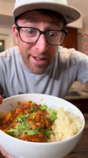 This is how you make a paleo, keto and Whole30 approved butter chicken. Its full of flavor, dairy free, gluten free & lower in calories. If you love Indian food - this will quickly become your favorite new recipe. Ingredients: - Chicken Breast - crushed tomato - coconut milk - coriander / cilantro - onion - turneric - ginger - garlic - garam masala - salt - pepper - ghee #healthyrecipe #highprotein #butterchicken #whole30 #paleo