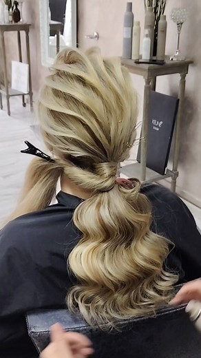 Chceš česať s ľahkosťou? Nechceš aby sa ti vlasy nelepili? Chceš mať vzdušný a pritom pevný účes ktorý vydrží? Napíš mi a registrujeme ťa. Po registrácii si budeš môcť objednať styling za výhodnejšie ceny ♥️ | Luxusné účesy a profesionálne zmeny vlasov