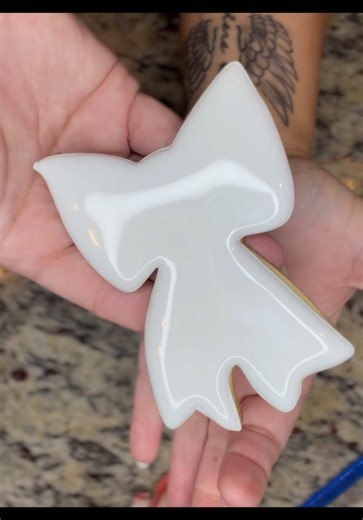 This is the part I teach — not rushing the icing, or yourself. 🎀 • Royal Icing 101 that was cancelled a couple weeks ago will be posted for Registration again this weekend 🌟 • #RoyalIcing #FindingYourFlow #CookieArt #SoftCreation #FromWoundsToWisdom