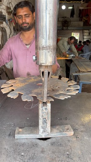 Cron planter wheel teeth bending with hydraulic press #industrial skill #wheel