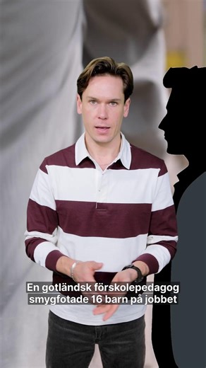 En gotländsk förskolepedagog ska med hjälp av olika AI-tjänster ha skapat barnpornografi av bilder på barn som han smygfotat på jobbet. Nu döms han till tre och ett halvt års fängelse. Mannen upptäcktes av Open AI efter att han ställt ”oroväckande” frågor till Chat GPT. Och hans sökhistorik fick företaget att larma amerikanska myndigheter som i sin tur kontaktade Europol och den svenska polisen. – Jag visste att det var fel, har mannen sagt i förhör. Reporter: Alfred Olsson | Expressen