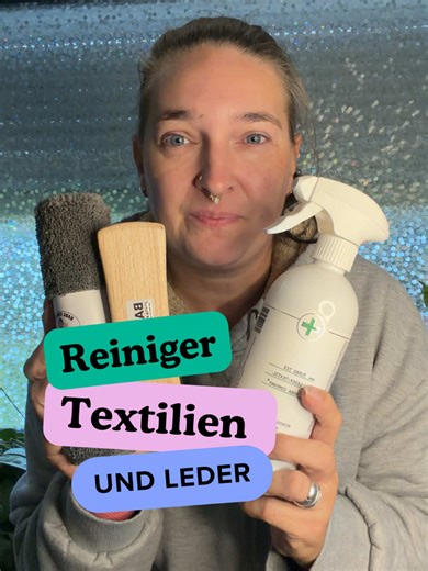 🧽 Dieses Reinigungsmittel ist richtig vielseitig – es kommt mit einer Bürste und Mikrofasertüchern und funktioniert fast komplett ohne harte Chemie. Du kannst damit Polster, Textilien und sogar Leder reinigen. Einfach aufsprühen, einarbeiten, abwischen – und die Flecken sind weg. Super praktisch, schonend und perfekt für Sofa, Auto, Stühle oder Taschen. Ein echtes Allround-Tool im Haushalt! ✨ #Reinigung #Haushaltshelfer #CleanHome #TikTokShopBlackFriday #UnboxYourDeals