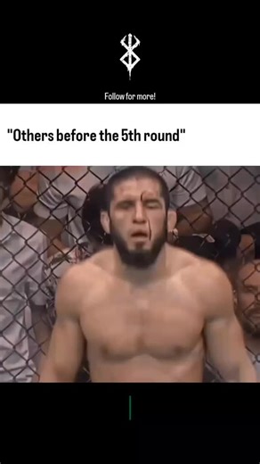 요라벡 on Instagram: "#2001년 개봉한 영화 "A Beautiful Mind"는 단 순히 천재 수학자의 삶을 다룬 작품이 아니라, 인간 이 내면의 혼란 속에서도 어떻게 사랑과 신뢰로 자 신을 되찾아가는지를 보여주는 깊은 이야기입니다. 화려한 계산 장면보다 존 내쉬가 마음속 그림자를 이겨내려는 순간들이 훨씬 더 오래 기억에 남죠. 특 히 그가 현실과 환상 사이에서 흔들리면서도 끝까 지 아내를 향한 마음을 놓지 않는 모습은 묘하게 가 슴을 저릿하게 만듭니다. 이 영화에서 감정을 완성시키는 요소는 바로 잔잔 한 피아노 선율과 차분한 배경음악입니다. 처음에 는 조용히 스며들지만, 어느 순간 관객도 모르게 내 쉬의 감정에 같이 잠기게 되죠. 후반부, 아내가 내 쉬의 손을 잡아주던 장면에서는 음악과 화면이 자 연스럽게 겹쳐지면서 눈시울이 뜨거워지는 경험을 하게 됩니다. 많은 이들이 "이 장면만 떠올려도 이 상하게 마음이 찡하다"고 말하는 이유도 그 때문일. 이 영화가 여러 상을