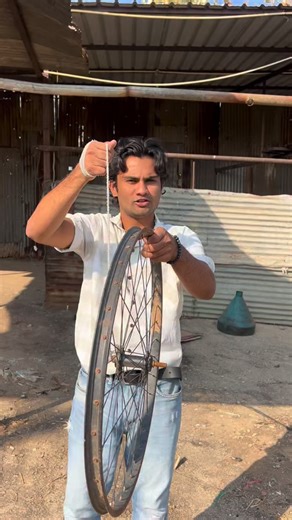 ONE.INDIAN PEICE on Instagram: "Zero Gravity...😱😳 . . . . . . . . . . . . . Is video mein humne ek bicycle wheel ko ek rassi (rope) se baandh kar latkaya hai aur physics ke through gravity ka concept dikhaya hai. Normally hume lagta hai ki cheez turant niche gir jaani chahiye, lekin jab wheel ko is angle aur setup mein latkaya jaata hai, to gravity ka behavior thoda alag nazar aata hai. Yeh experiment dikhata hai ki sirf weight hi nahi, balki balance, center of mass, tension aur rotational phy