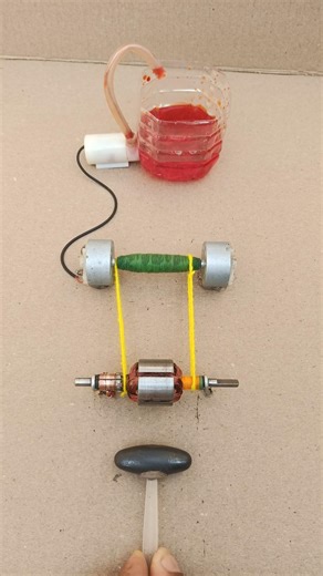 चुंबकीय आकर्षण क्षेत्र मोटर आर्मेचर हाई स्पीड धागा से दो जनरेटर घूमाकर 12 वोल्ट मिनी वाटर पंप चालाया