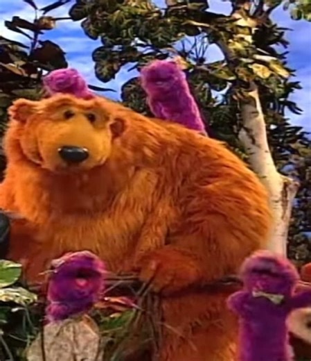 Otter Jig Dance Fun in Bear In The Big Blue House