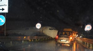 Dramatické zábery. Lietadlo nezvládlo pristátie, skončilo na rušnej ceste | TVNOVINY.sk