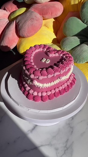 cake decorating time! #cakedecorating #caketok #baketok #vintagecake