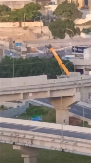 Pronto Falei on Instagram: "🚗 Veículo desgovernado quase provoca grave acidente em viaduto em São Sebastião; morador relata momento de pânico Na tarde deste domingo (28), um veículo desgovernado por pouco não causou um acidente grave em cima do viaduto na região do Topo Varadouro, em São Sebastião, próximo ao túnel da Rodovia dos Tamoios. A cena chamou a atenção de moradores e motoristas que passavam pelo local. Segundo o morador Evaldo Caiçara, que presenciou o ocorrido, o carro seguia pelo vi