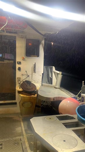 How does this even happen?Your best mate calls and says, “Fancy delivering a boat to the Highlands of Scotland?”Of course, you say no…Fast forward a few hours—it’s raining, you’re leaving Cornwall, and somehow, you’re on your way to Scotland.Just the two of you, a boat, and a questionable decision-making process.How does he do that?! ⛵🌧️🏴 | Andy Handy