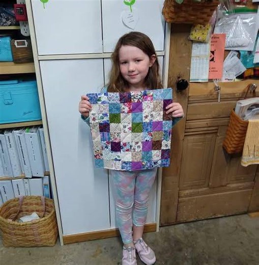 Pineapple quilt block tutorial! I’d rate this block intermediate, or maybe confident beginner! It can be finicky, so going slow and steady is the best way! There are written instructions you can find at honeyfibers.com! #quilting #tutorial #howtoquilt #pattern #pineapplequilt | Jennifer