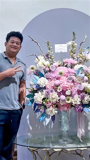 Pinagaya ni Madam yung Arrangements sa Box at gusto nya sa Flower Vase daw, At ayaw nya sa Carton na Box, Nag YES lang ako na kaya naman, Mukang nagaya ko naman😅😂🌸 #flowers #flowerseveryonehighlights #floral #florist #flowershop @highlight | Khen Flores Aragon