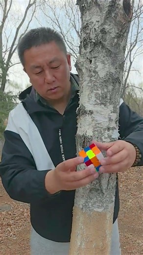 This time it’s really a parent-child challenge project. Outdoor Rubik’s Cube practice. Outdoor R