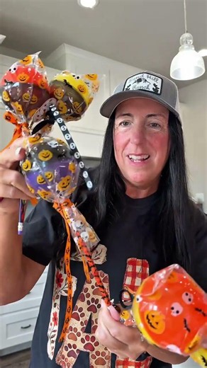 The sweetest lollipop treats for Halloween are great for classrooms, trick-or-treating.