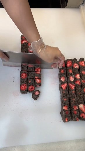 Oreo & Strawberry Snowflake Crisps! 🍓🍪❄️ Crunchy Oreos, sweet strawberries, and a melt-in-your-mouth crisp—this combo is pure magic! 😍 So light, so addictive, you won’t be able to stop at just one! Who’s ready to try this dreamy treat? ✨ #marshmallow #tasty #dessert #chocolate #oreo #homemade | Daily Recipe Haven