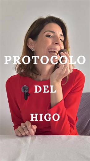 Comer un higo con elegancia no es solo cuestión de modales… es un deporte de precisión 🍽️ Entre el cuchillito de postre, la mirada de la tía la condesa y el miedo al mantel blanco, sobrevivir al higo es todo un arte. ¿Lo harías con estilo… o con servilleta de emergencia? 😏 #EtiquetaModerna #protocoloyetiqueta #españa #HigosConClase #higo
