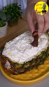 Ingredients: • 1 pineapple (use as a container and for the pulp) • 1 tablespoon of sugar • 1 small can of cream • 200g of mayonnaise • Optional: a pinch of salt to balance the flavor Preparation: 1. Cut off just the top of the pineapple and carefully remove the core. 2. IMPORTANT: remove all the hard part from the center so it doesn't taste bitter. 3. Chop the pulp and cook it with 1 tablespoon of sugar until it thickens slightly. 4. Let it cool completely. 5. Mix the cooked pineapple with: • 1 