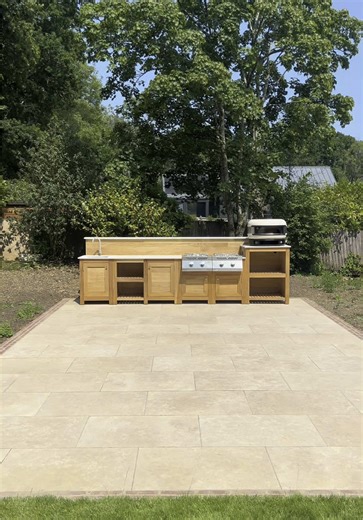 Positioned along the edge of the patio, this outdoor kitchen was designed to stand out as a key feature in the garden.🏡 It’s fitted with a Gozney Dome pizza oven and Napoleon side burners, giving you the flexibility to cook everything from wood-fired pizzas to perfectly seared sides. The solid oak frame pairs beautifully with the Dekton Nillium worktops, bringing durability and style together in one space.🌿 Its smart layout keeps cooking and entertaining in the same area, making it just as sui