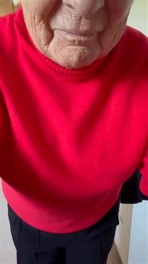 I see red ❤️ It’s my favourite ❤️ What colour is your favourite? I love a red accessory ❤️ #ootd #red #fashionista | Vivienne Truran