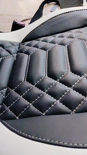 🔥🚘 Chevy Monza con estilo renovado 🚘🔥 Vinil automotriz blanco y negro, con un diseño central de diamante y hexágono en hilo blanco. ⚡️ Elegancia y personalidad en cada detalle. 👉 ¿Listo para transformar tu Chevy? #ChevyMonza #TapiceríaExclusiva #VinilAutomotriz #DiseñoÚnico #InterioresDeAuto #TapiceríaAutomotriz #centlatabasco #villahermosatabasco #vinilamericano | Benny Dionisio