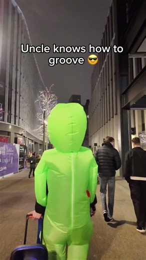 Unc got moves #alien #dance #housemusic #goodvibes