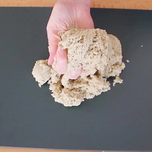 How fun is smart sand! 🤩🙌 Children will enjoy hours of fun with this mess free, smart kinetic sand! This pliable sand acts like a dough. It can be shaped, twisted, moulded or sliced! 👏 An ideal activity for discovering the senses✔️ Special properties make it soft and stretchy✔️ Mess free✔️ Never dries out✔️ Suitable for ages 3 Discover more at educatingkids.com.au✨ | Educating Kids