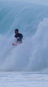 PIPELINE & BOTHA 🔥🌊 Via @the_gleeso_files 🎥 Always 👉🏼 @andre_botha_662 🔥🚀 @662mob @empireboards ♻️ #wibperu #hawaii #oahu #pipeline #jcrq #bodyboarding #waves #barrels #fun #lifestyle #bodyboarders #surfing #fyp #boogieboard #bodyboarder #surf #bodyboard #surfers #bigwaves #swell #sealovers #riders #videooftheday #chiribayasilo #wbs | Waves ILO Bodyboard
