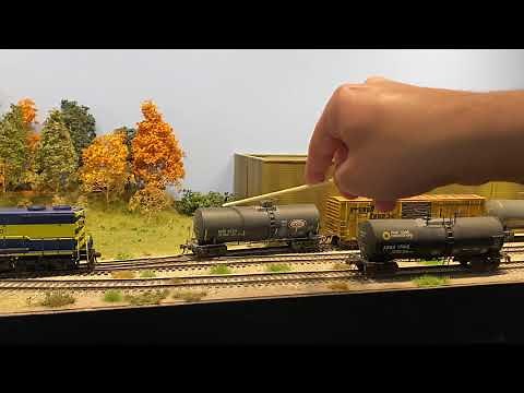 East Penn in HO Scale Bookshelf Layout - New Locomotive and Operations!